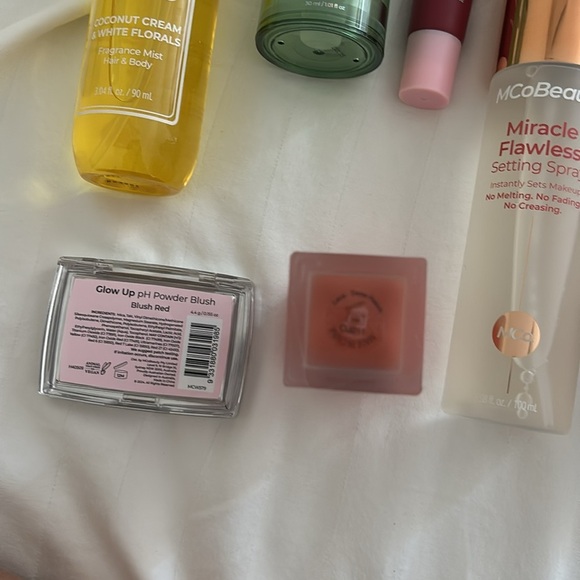 MCo Beauty Bundle makeup set - Picture 5 of 5